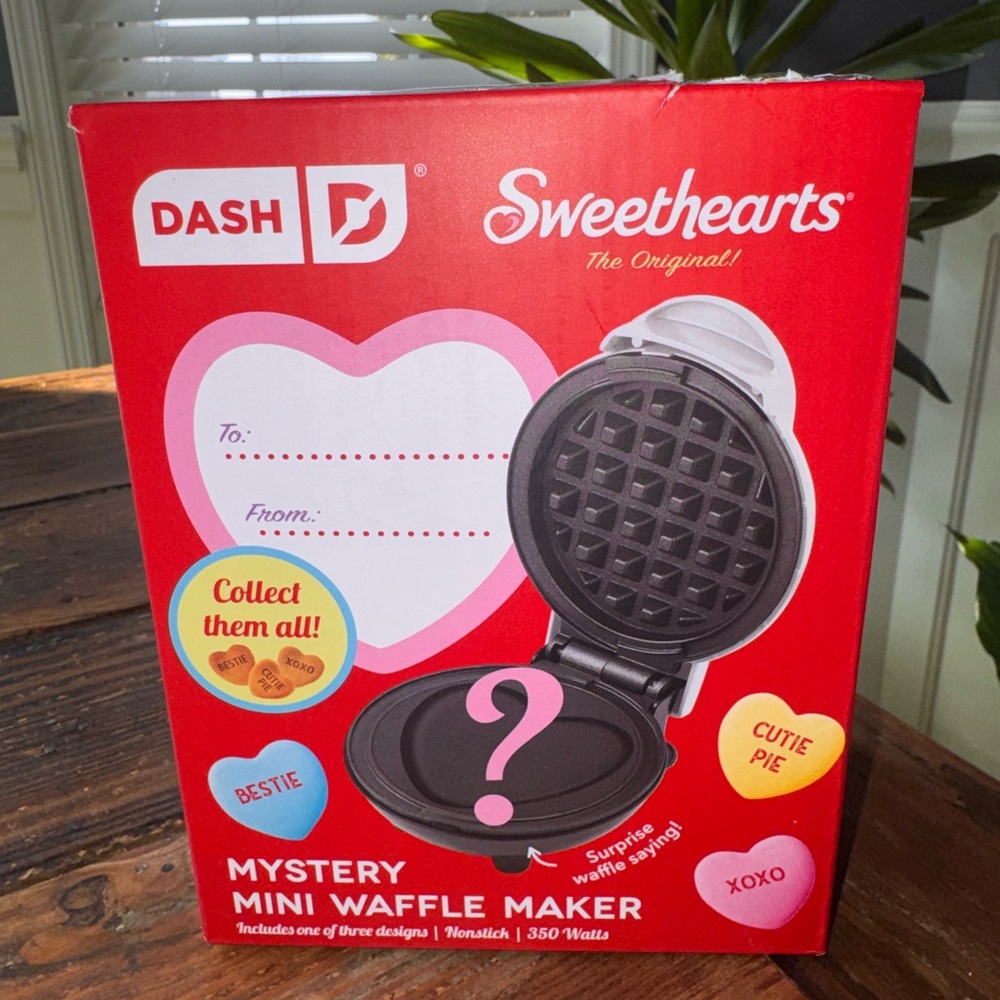 DAsh Sweethearts Mini Waffle Maker -‎ Red